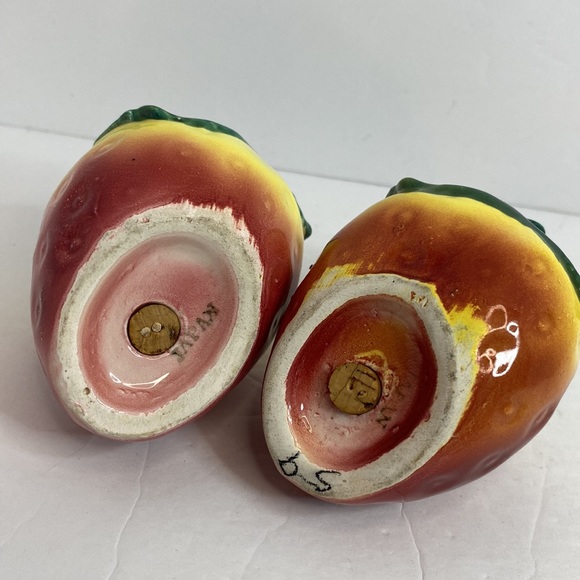 Vintage Salt and Pepper Shakers Strawberries - Picture 6 of 7